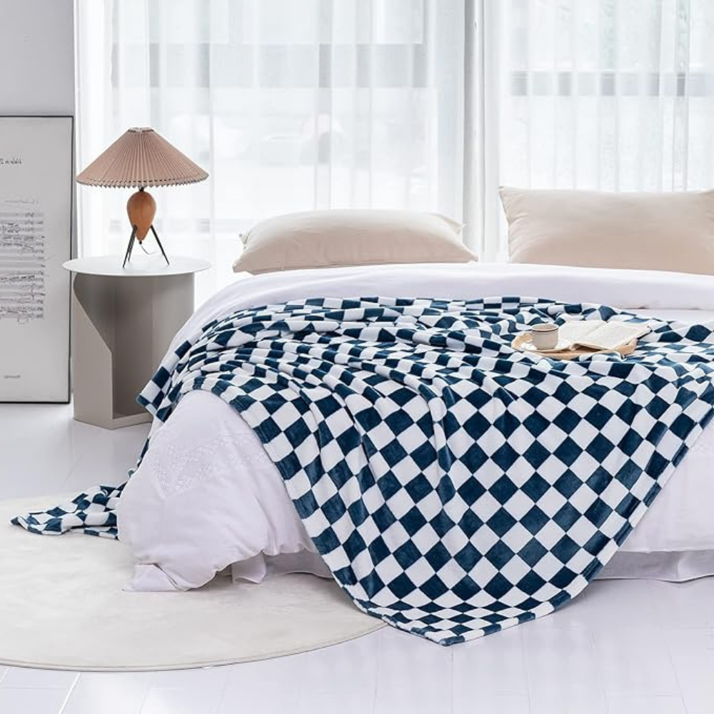 Junips | Stylish blanket in checkered pattern for your home