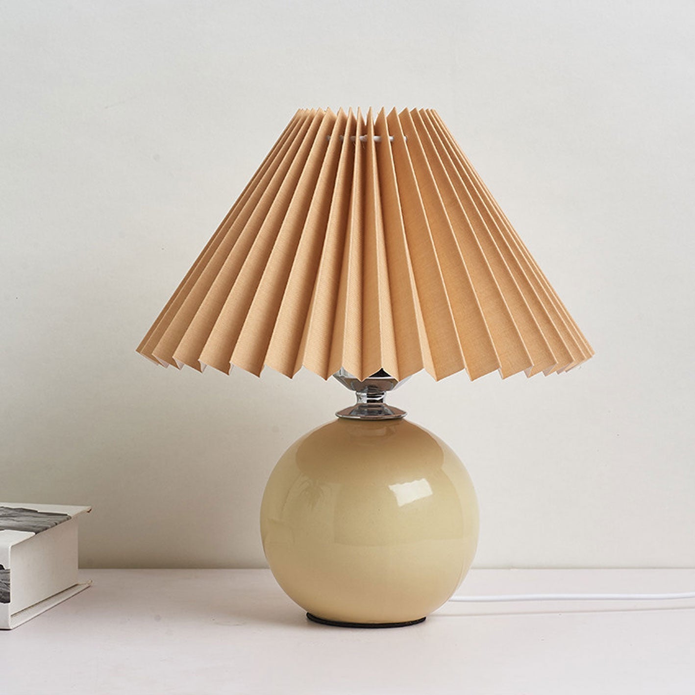 Junips | Nordic minimalist 1-light table lamp made of ceramic with pleats
