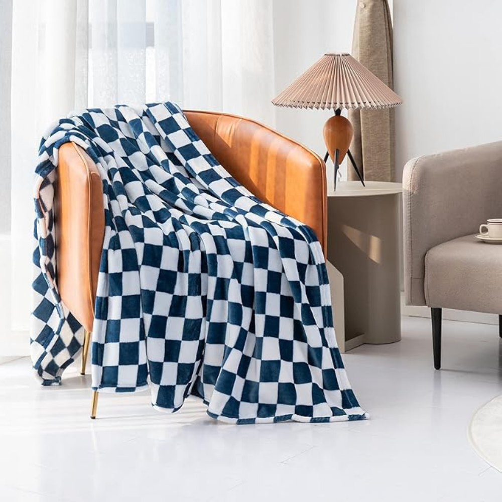 Junips | Stylish blanket in checkered pattern for your home