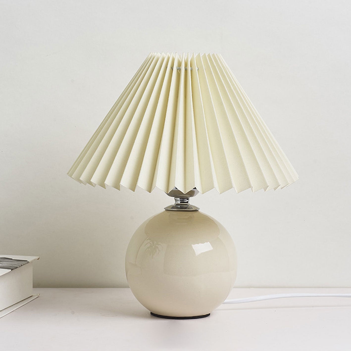 Junips | Nordic minimalist 1-light table lamp made of ceramic with pleats