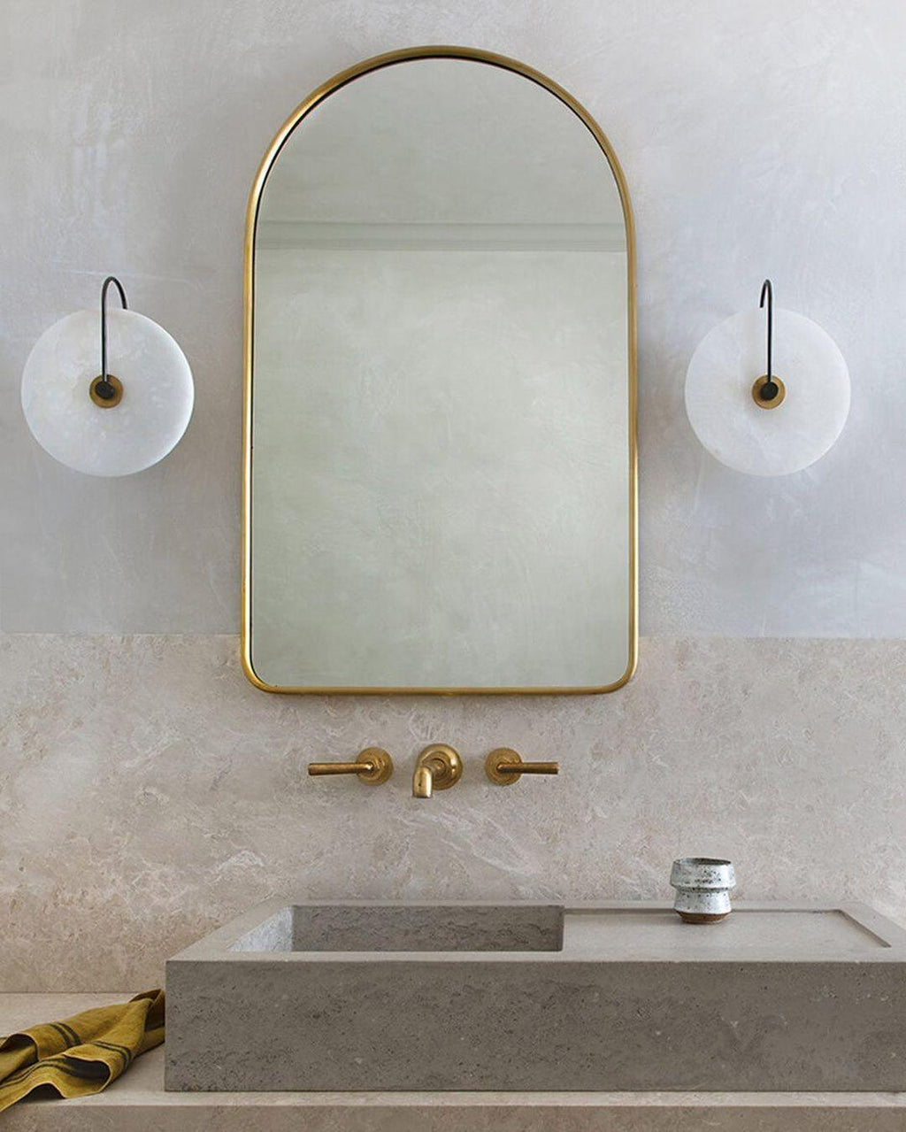 Junips | White Alabaster Wall Lamp