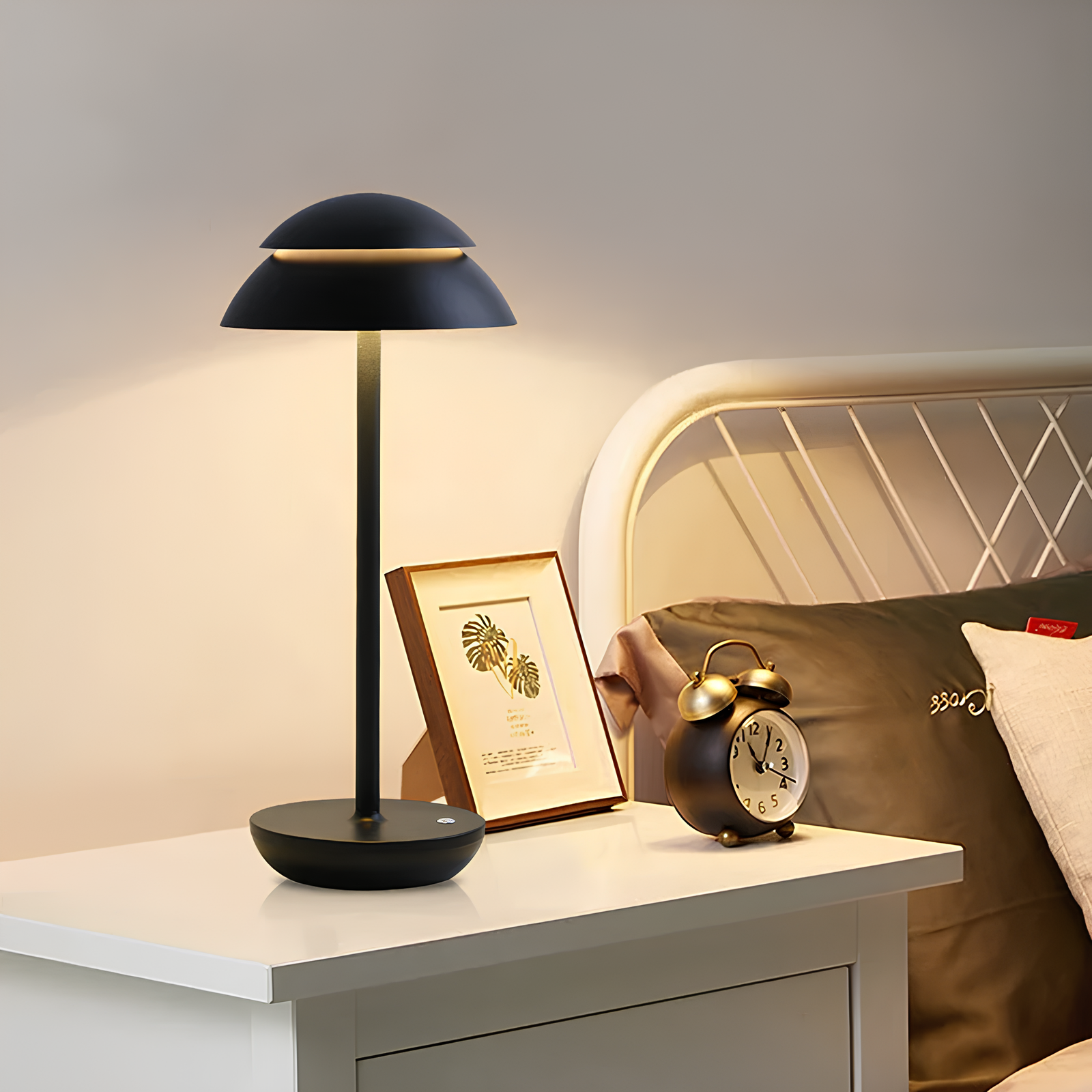 Junips | Modern Metal Table Lamp