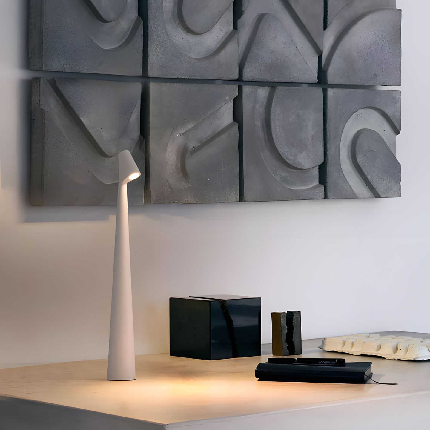 Junips | SlimLuxe - Cordless Table Lamp with Adjustable Brightness