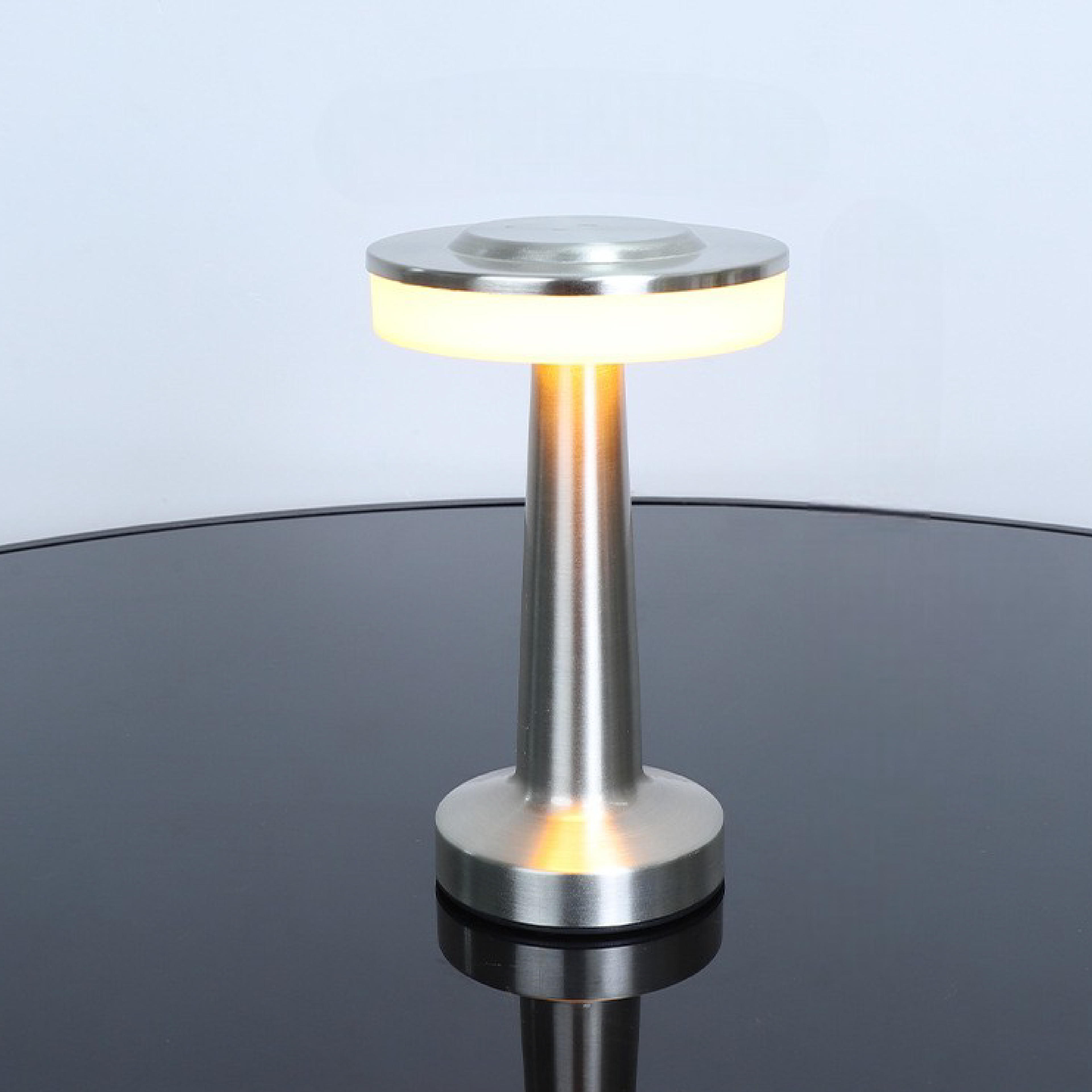 Junips | Black LED Table Lamp with Metal Finish – Modern Light for Living Rooms and Offices, Warm Light