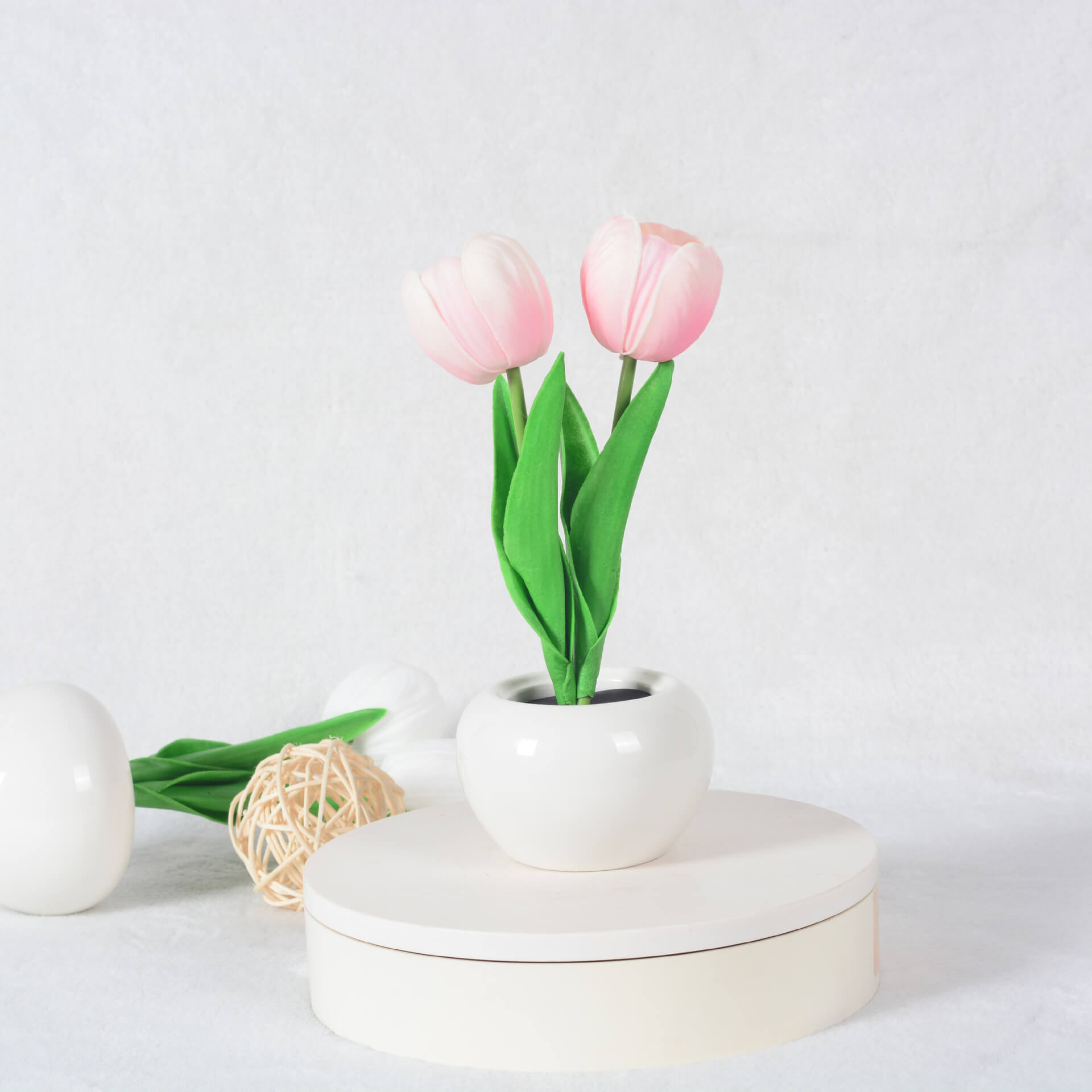 Junips | Modern Creative Simulation Tulip Peony LED Night Light Table Lamp