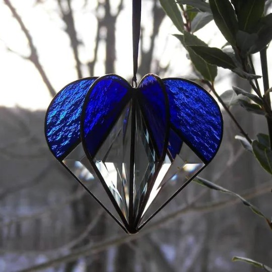 Junips | Handcrafted Heart-Shaped Sun Catcher Made of Stained Glass