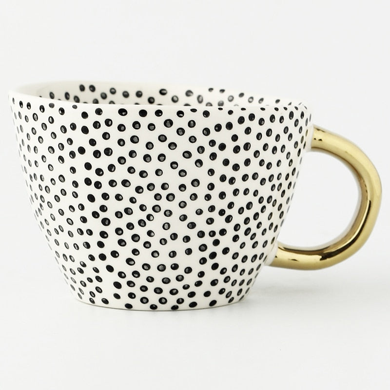 Junips | Cup with abstract geometric pattern and gold handle