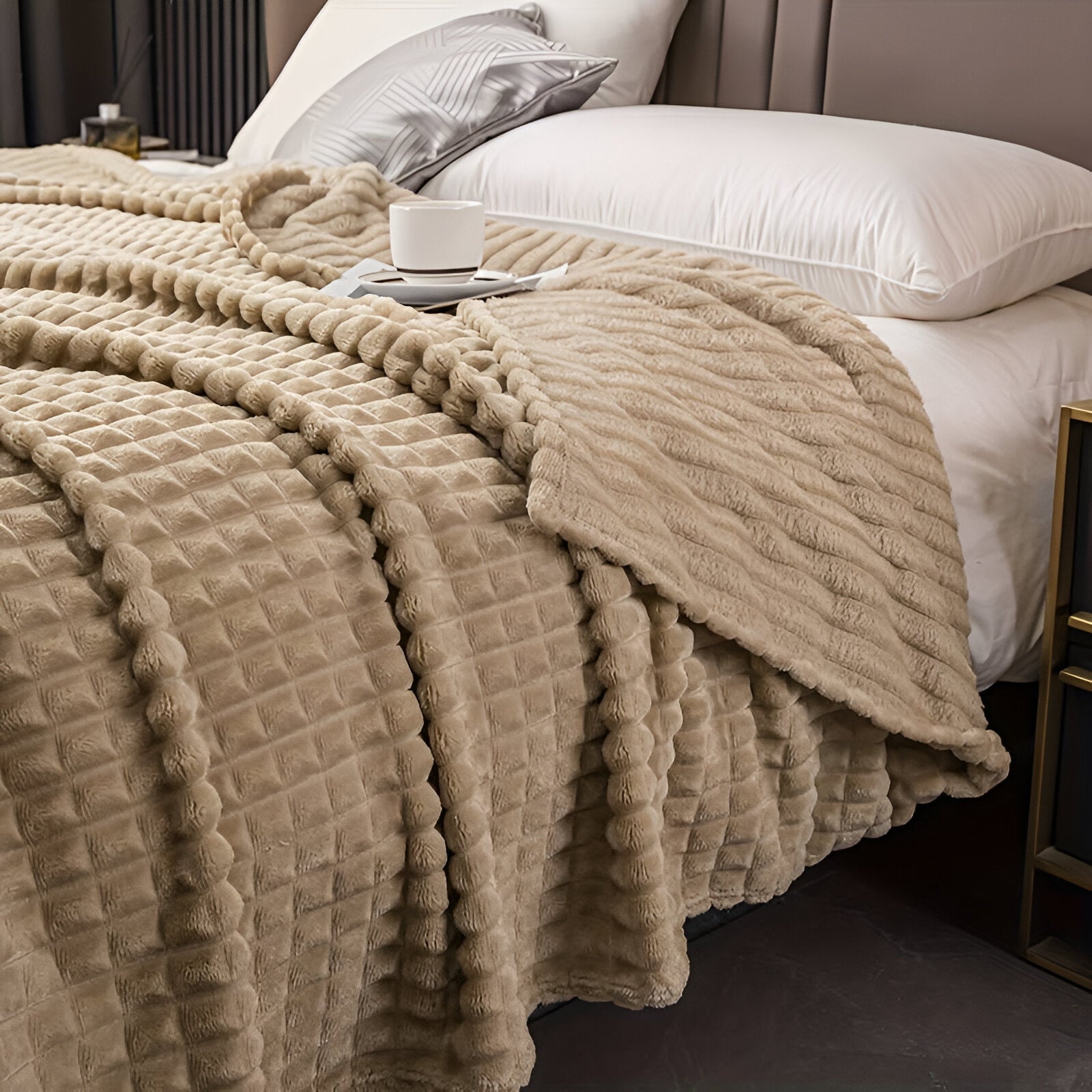 Junips | EliteWave Plaid - Ultrafluffy structured coral fleece blanket