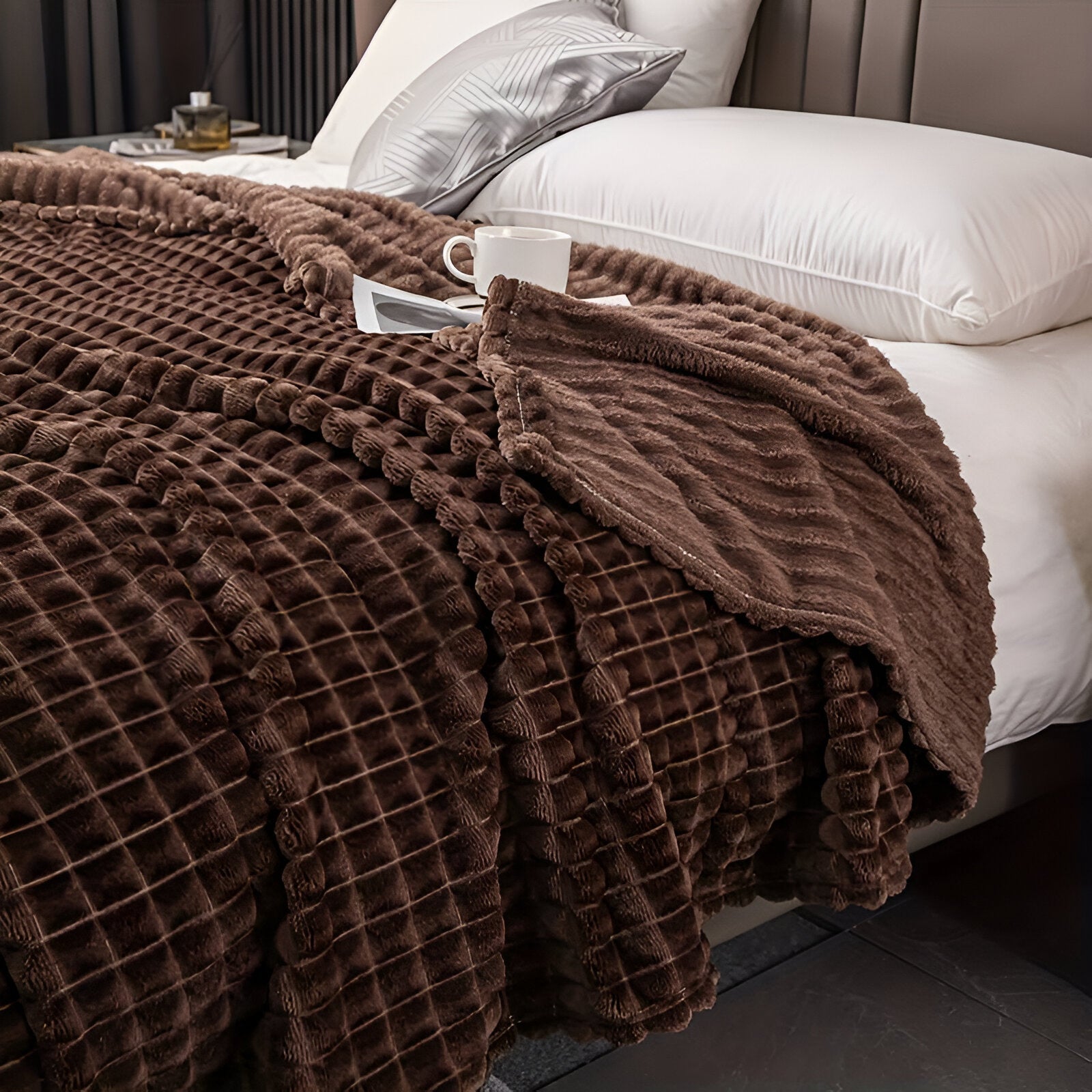 Junips | EliteWave Plaid - Ultrafluffy structured coral fleece blanket