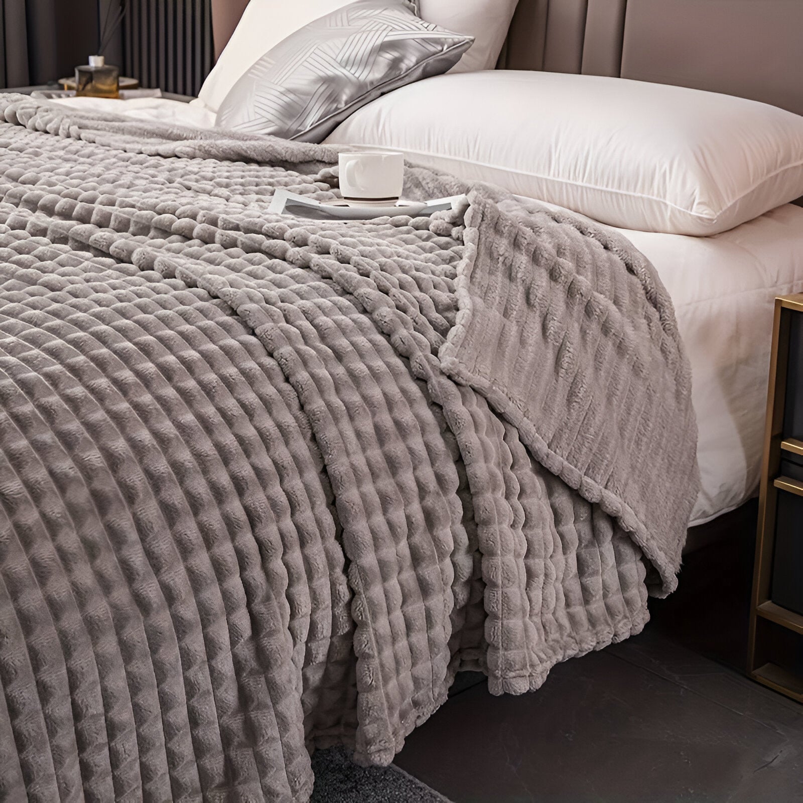 Junips | EliteWave Plaid - Ultrafluffy structured coral fleece blanket