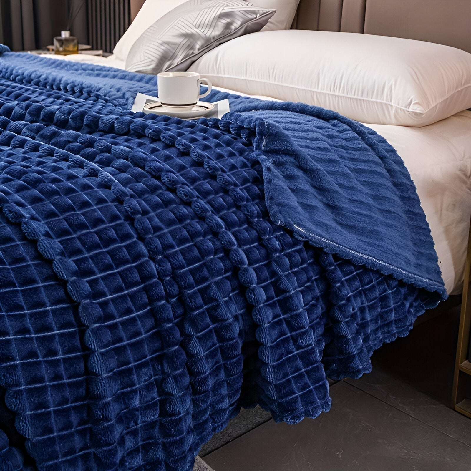 Junips | EliteWave Plaid - Ultrafluffy structured coral fleece blanket