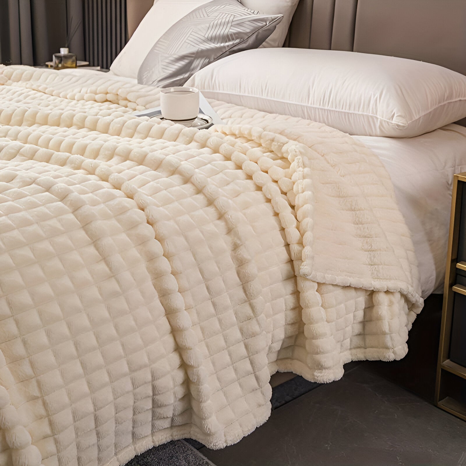 Junips | EliteWave Plaid - Ultrafluffy structured coral fleece blanket