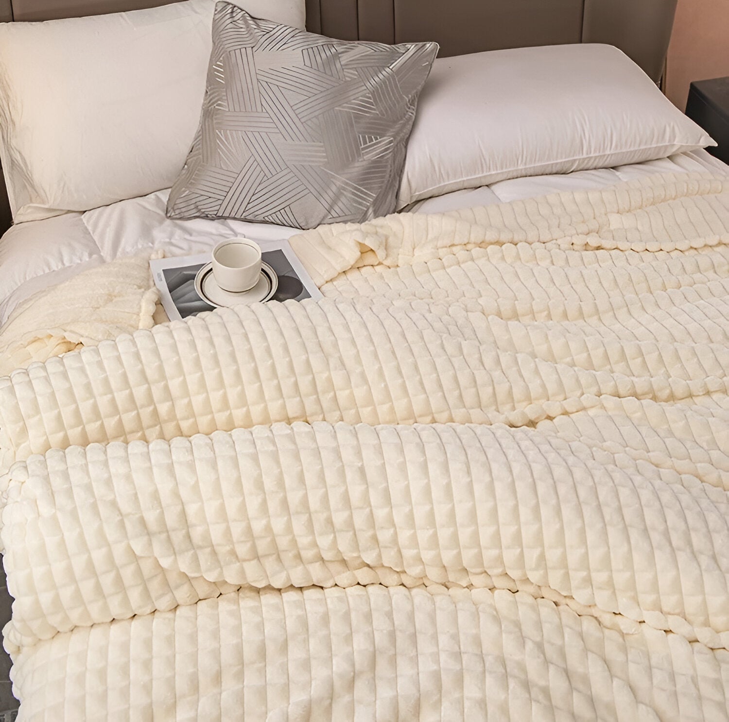 Junips | EliteWave Plaid - Ultrafluffy structured coral fleece blanket