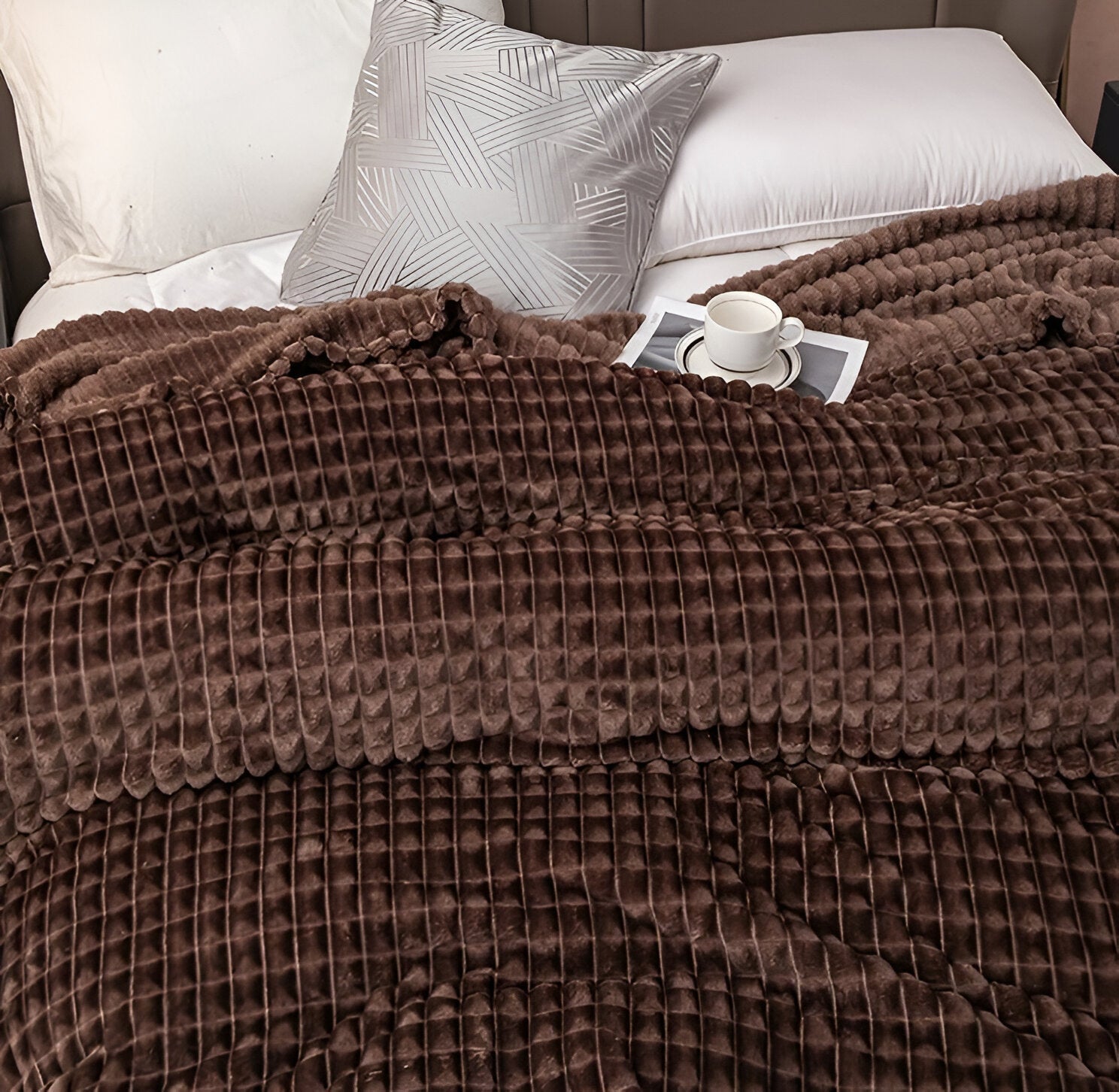 Junips | EliteWave Plaid - Ultrafluffy structured coral fleece blanket