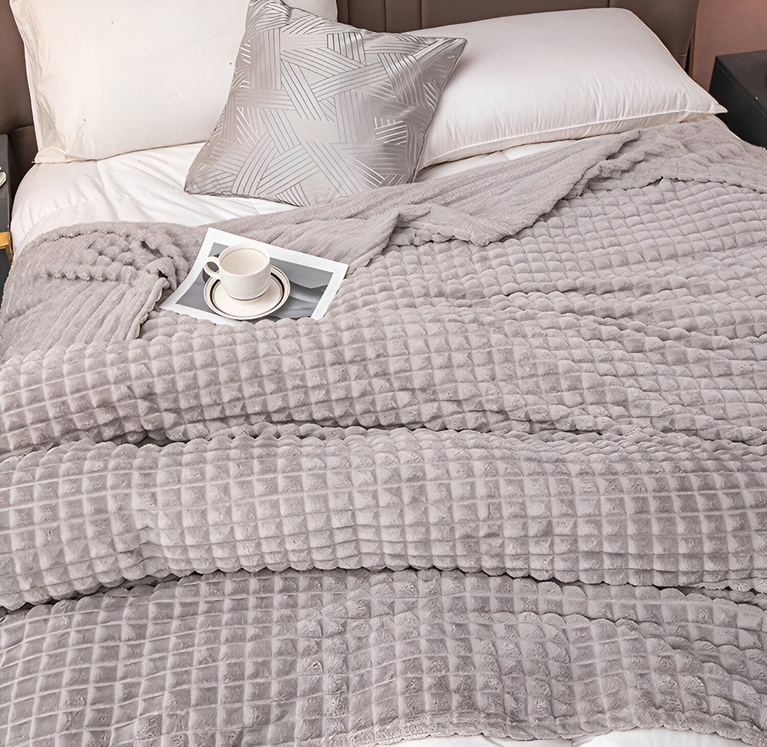 Junips | EliteWave Plaid - Ultrafluffy structured coral fleece blanket
