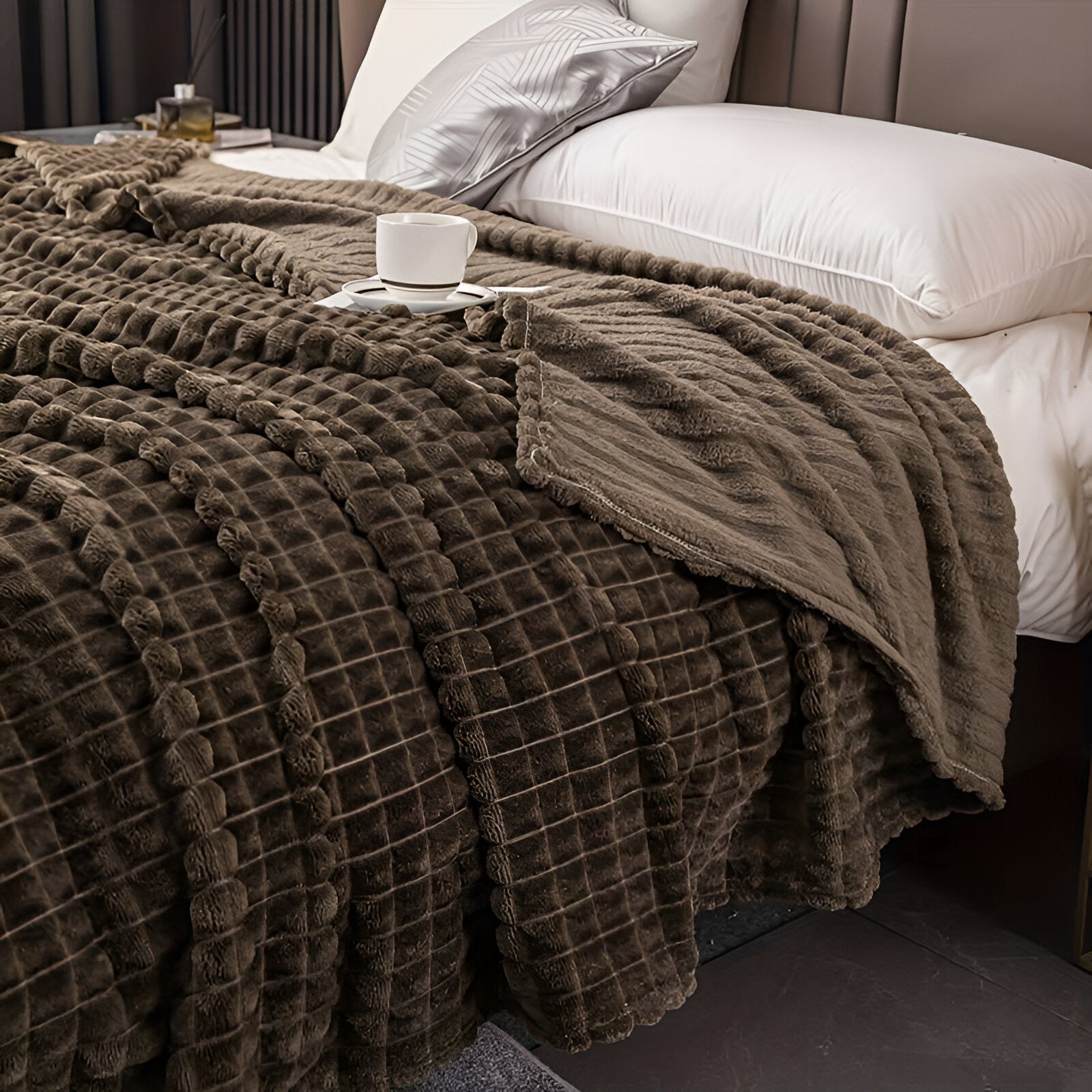 Junips | EliteWave Plaid - Ultrafluffy structured coral fleece blanket