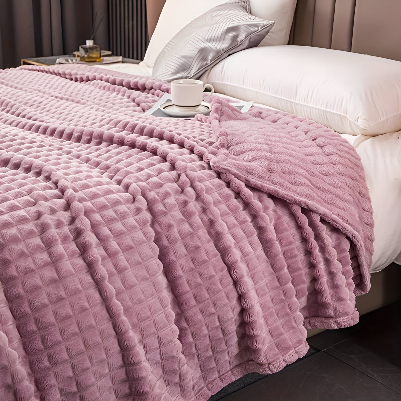 Junips | EliteWave Plaid - Ultrafluffy structured coral fleece blanket