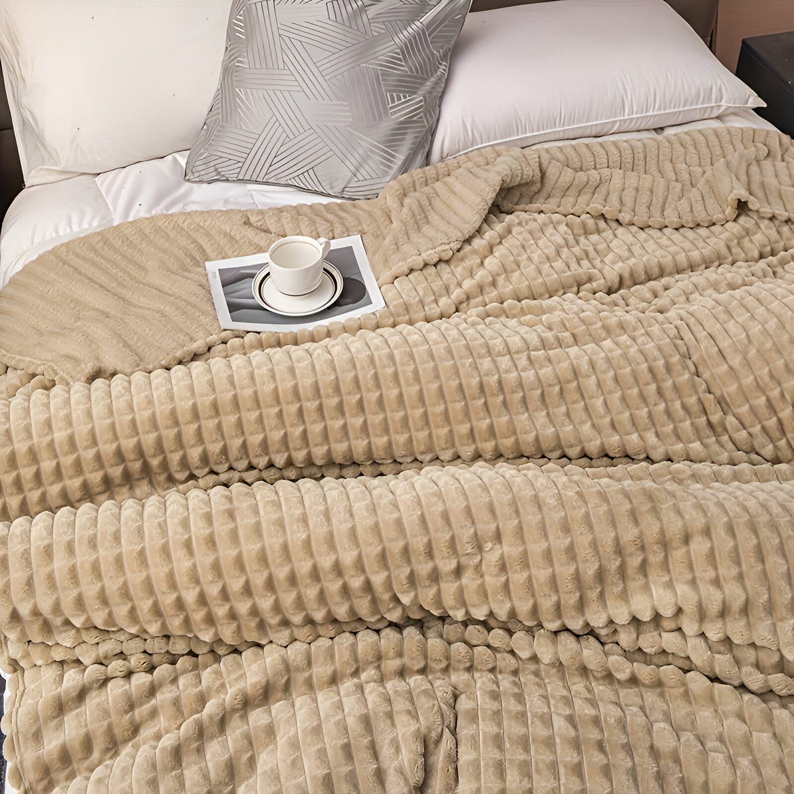 Junips | EliteWave Plaid - Ultrafluffy structured coral fleece blanket