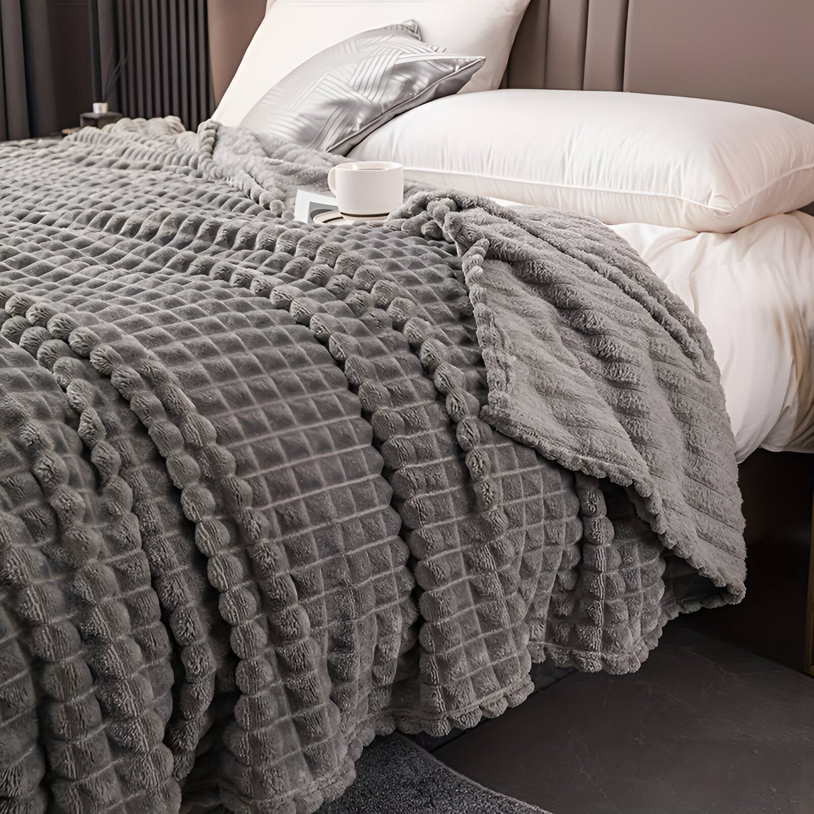 Junips | EliteWave Plaid - Ultrafluffy structured coral fleece blanket