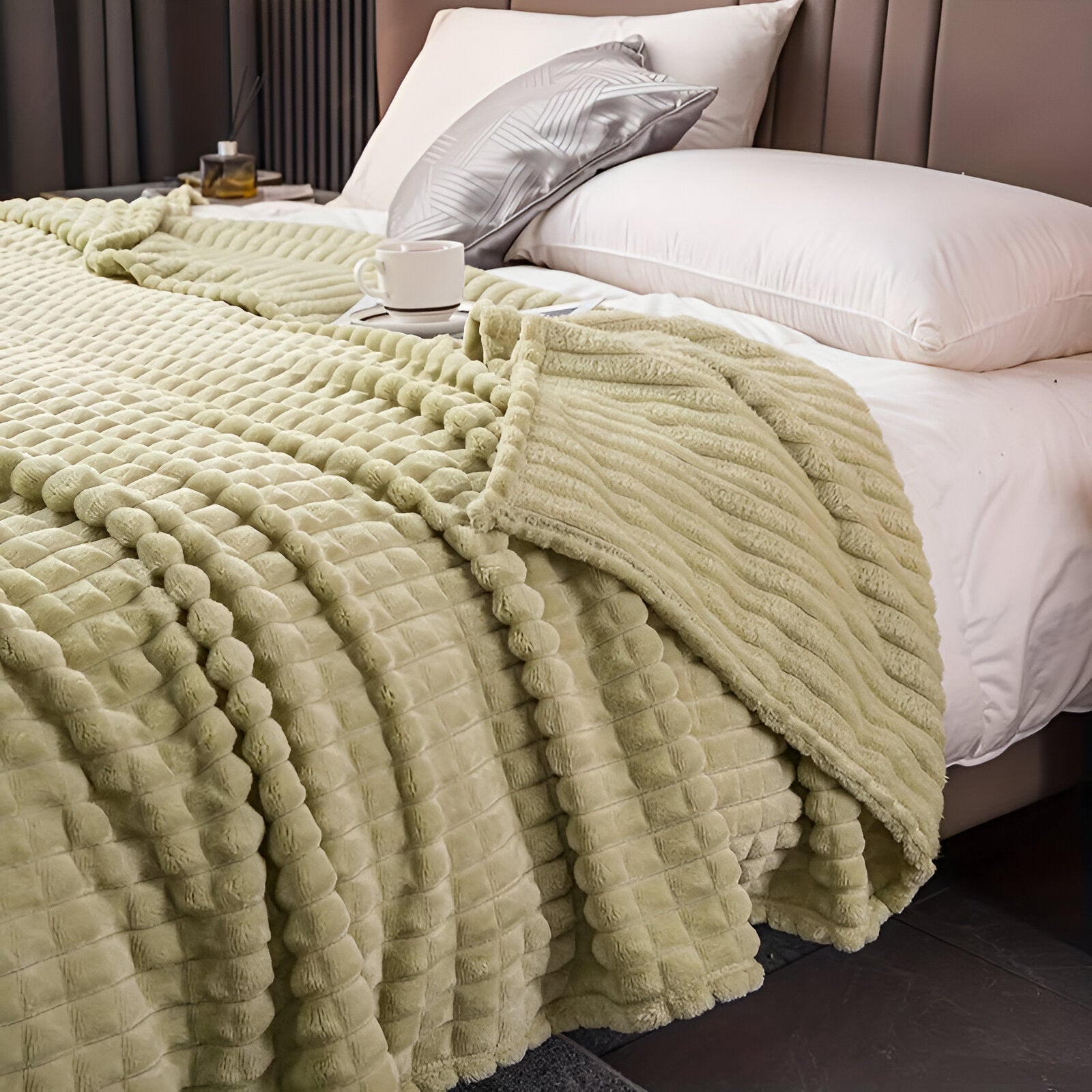 Junips | EliteWave Plaid - Ultrafluffy structured coral fleece blanket
