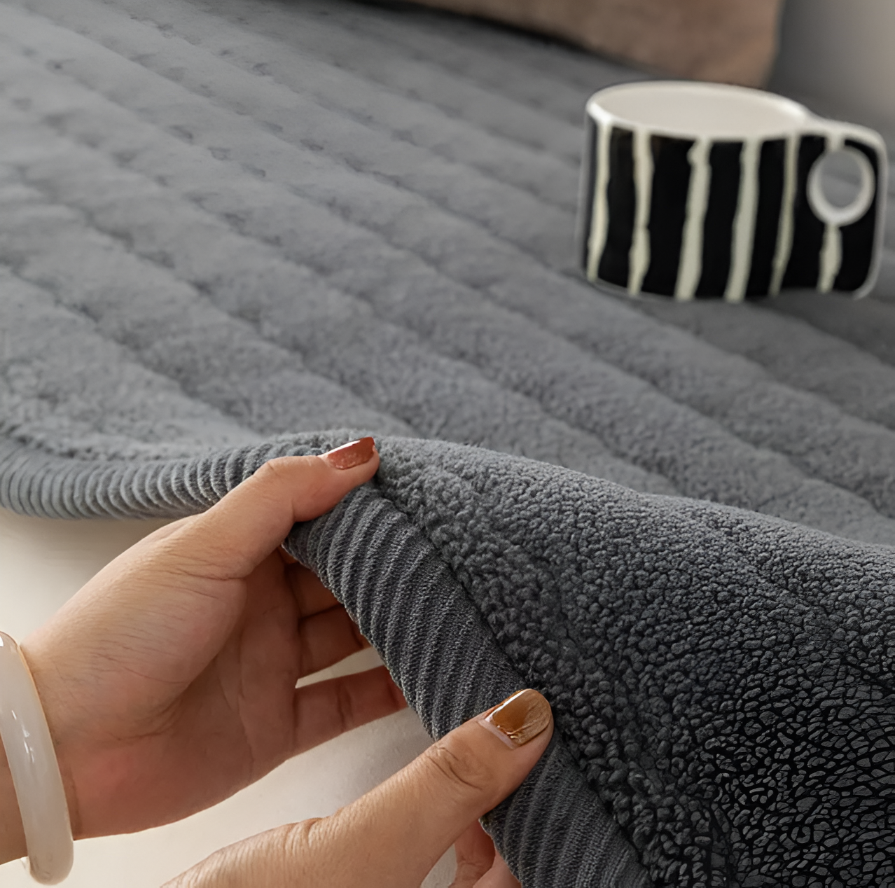 Junips | PolyesPlush Sofa Cover – Non‑Slip Pet‑Friendly Couch Protector