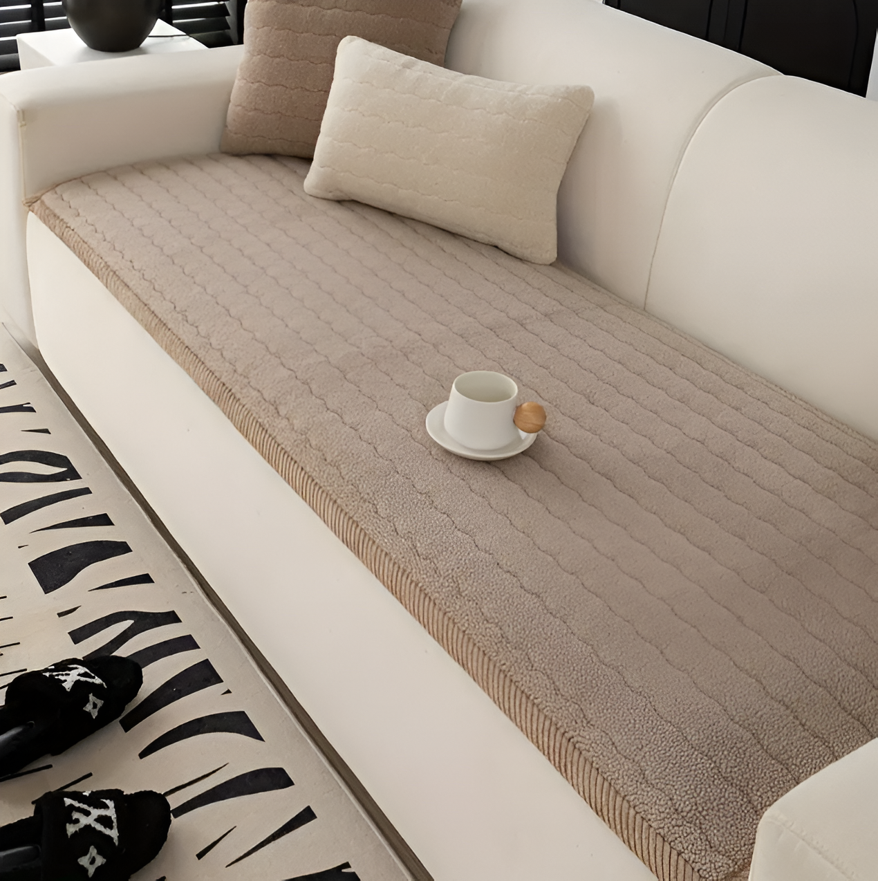 Junips | PolyesPlush Sofa Cover – Non‑Slip Pet‑Friendly Couch Protector