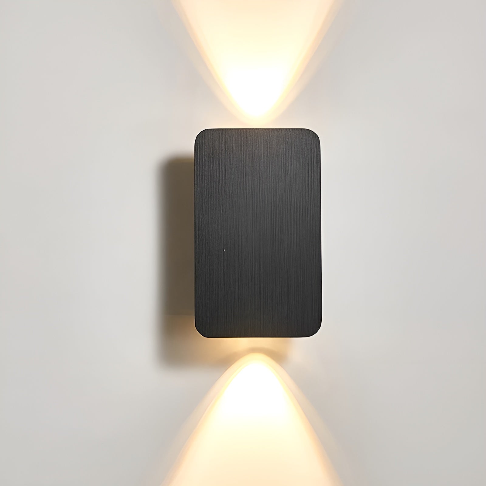 Junips | Elegant LED wall lamp in minimalist design for your home