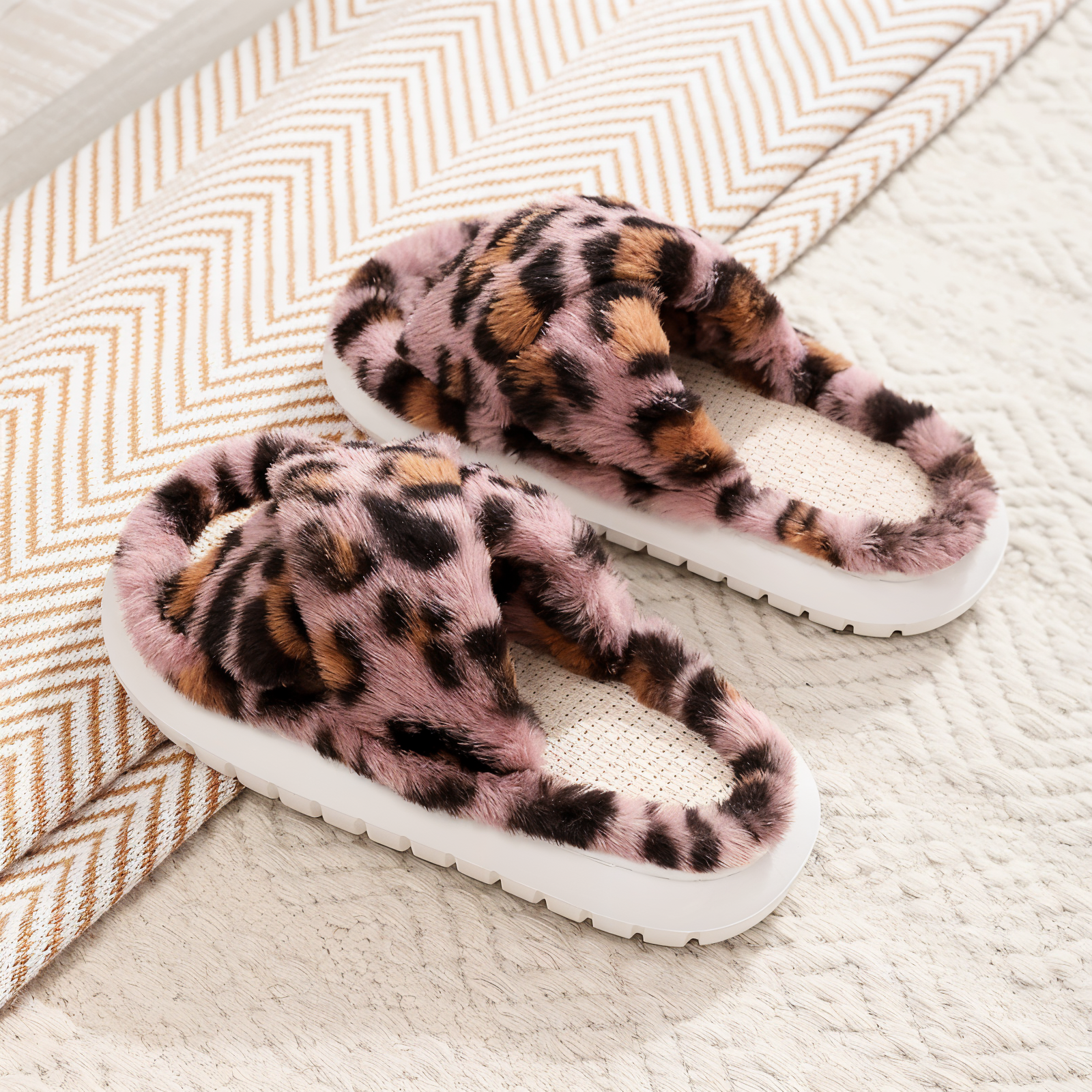 Junips | Sofie - Lined slippers made of plush with cross band