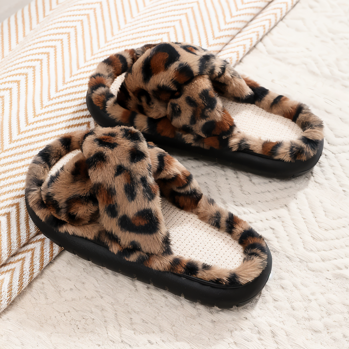 Junips | Sofie - Lined slippers made of plush with cross band
