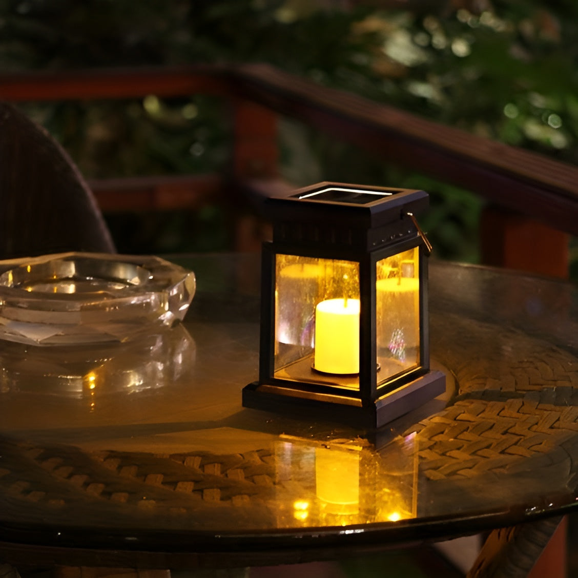 Junips | Magic Lantern - Solar-powered bulbs with dual panel control
