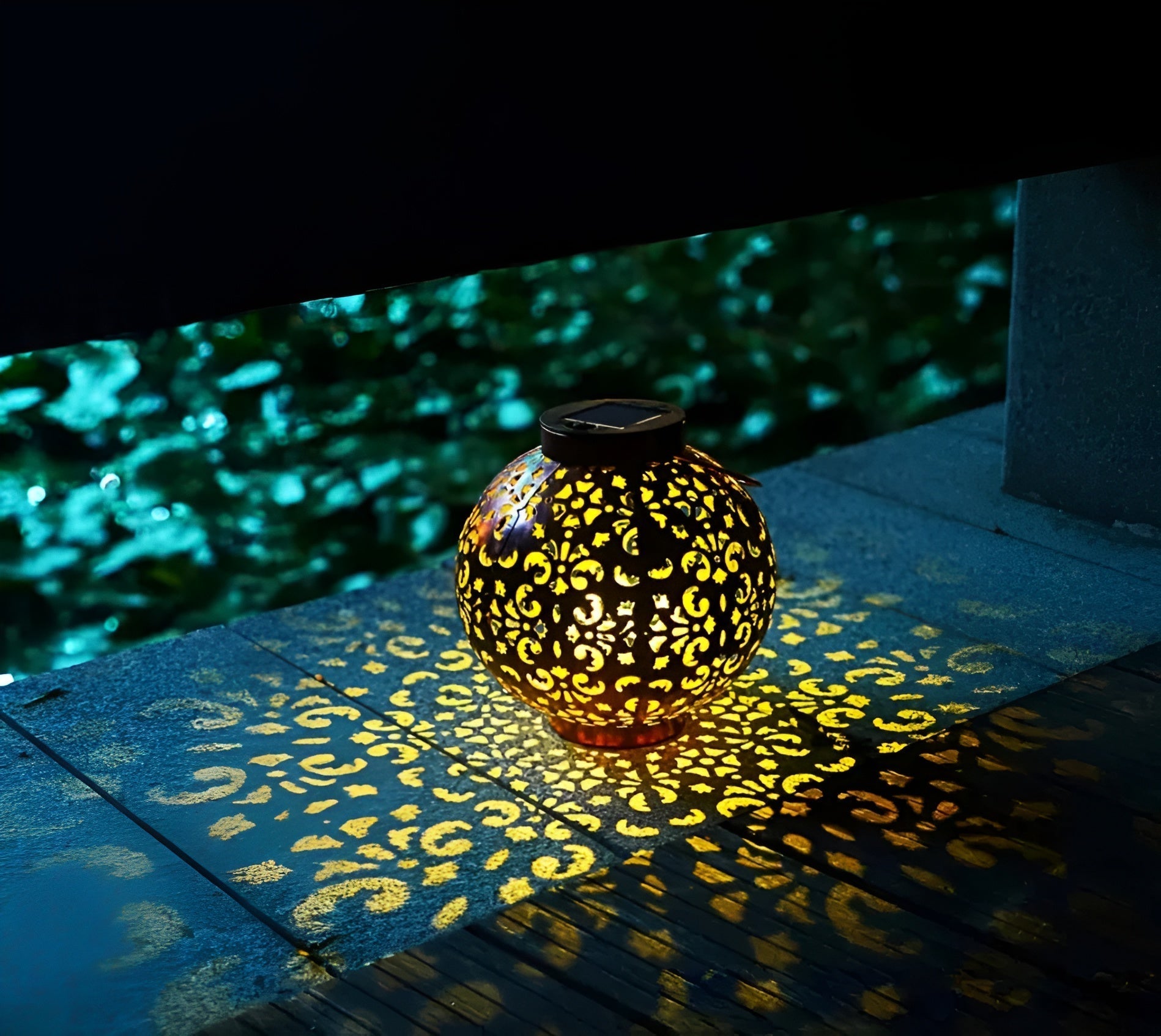 Junips | SolarGlow - Vintage Solar-powered Outdoor Light - Waterproof Outdoor Light