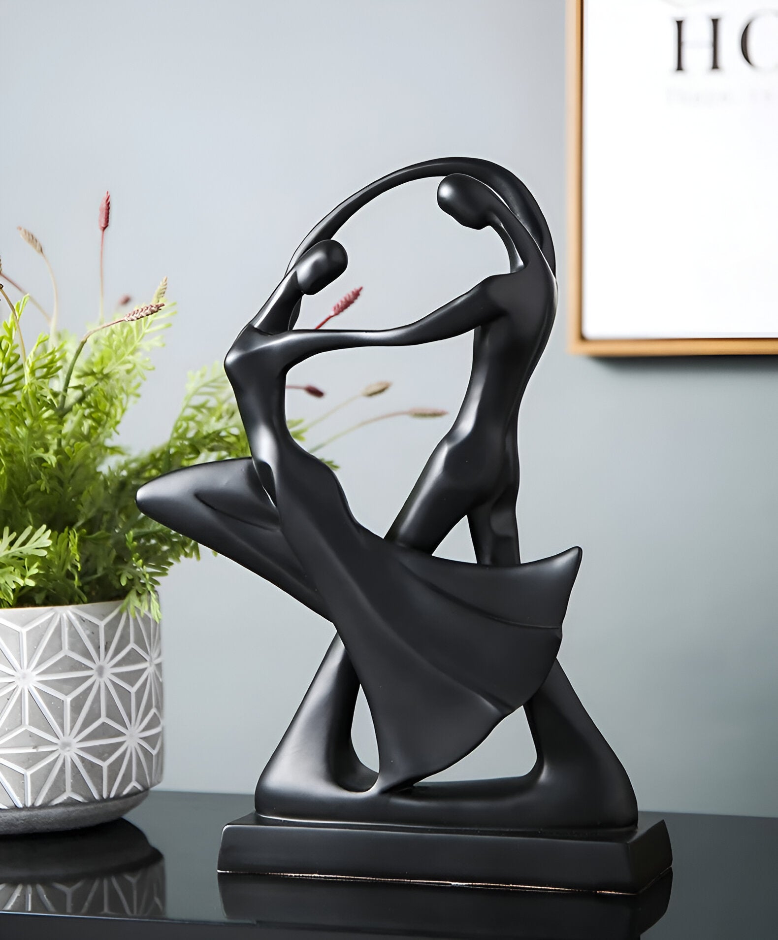 Junips | SwayDuo | Modern dancing resin sculpture