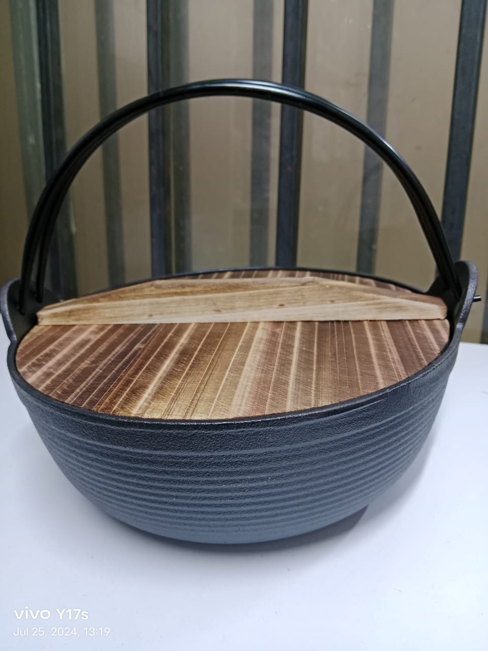 Junips | Pre-seasoned pure cast iron wok with flat bottom and wooden lid