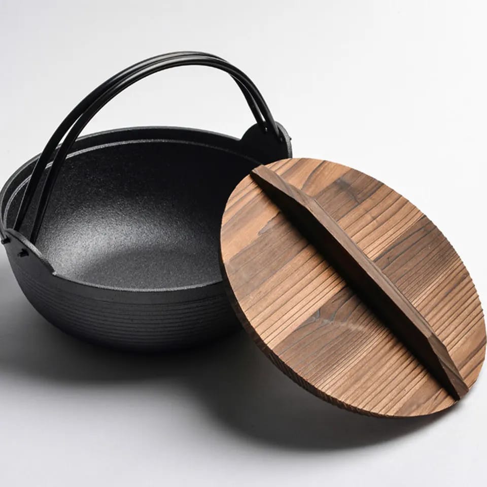 Junips | Pre-seasoned pure cast iron wok with flat bottom and wooden lid
