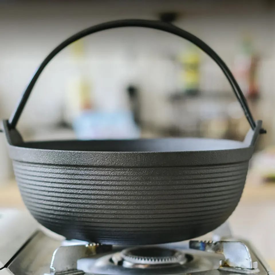 Junips | Pre-seasoned pure cast iron wok with flat bottom and wooden lid