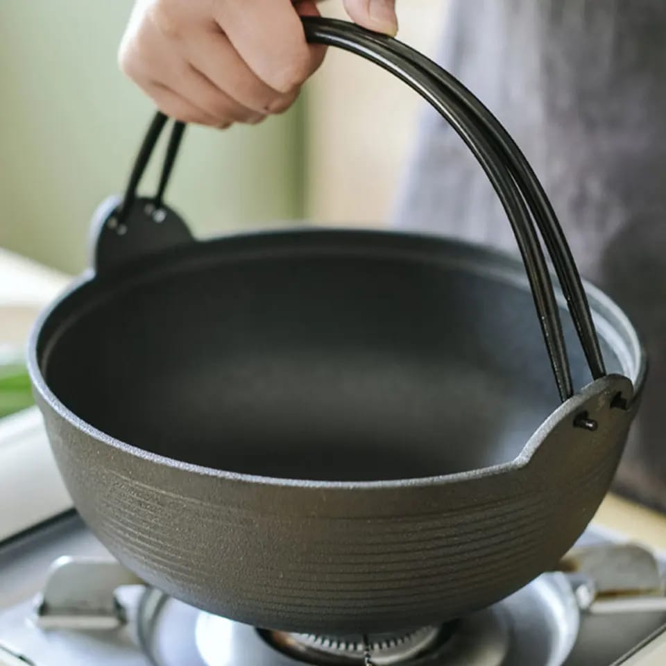 Junips | Pre-seasoned pure cast iron wok with flat bottom and wooden lid