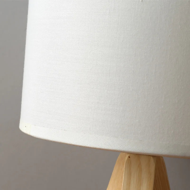 Junips | LumiHout – Modern table lamp made of wood with warm, natural elegance