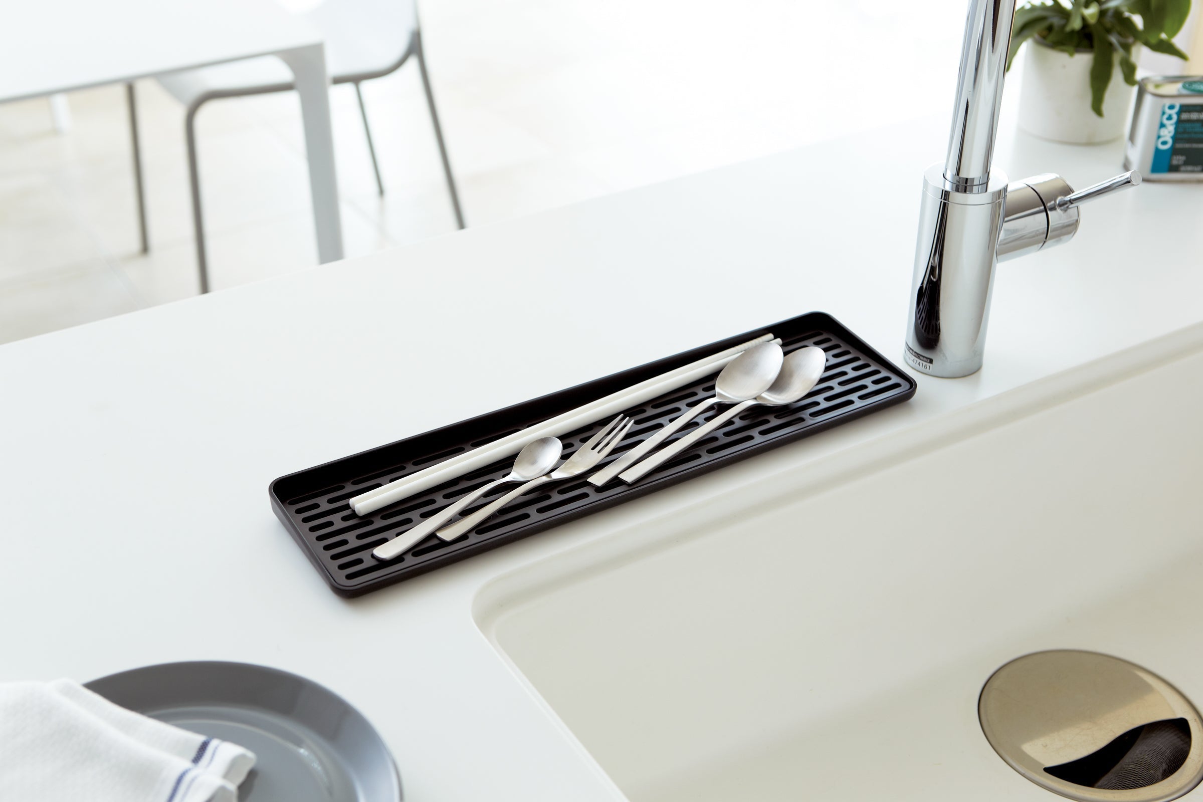 Junips | Narrow Sink Draining Area