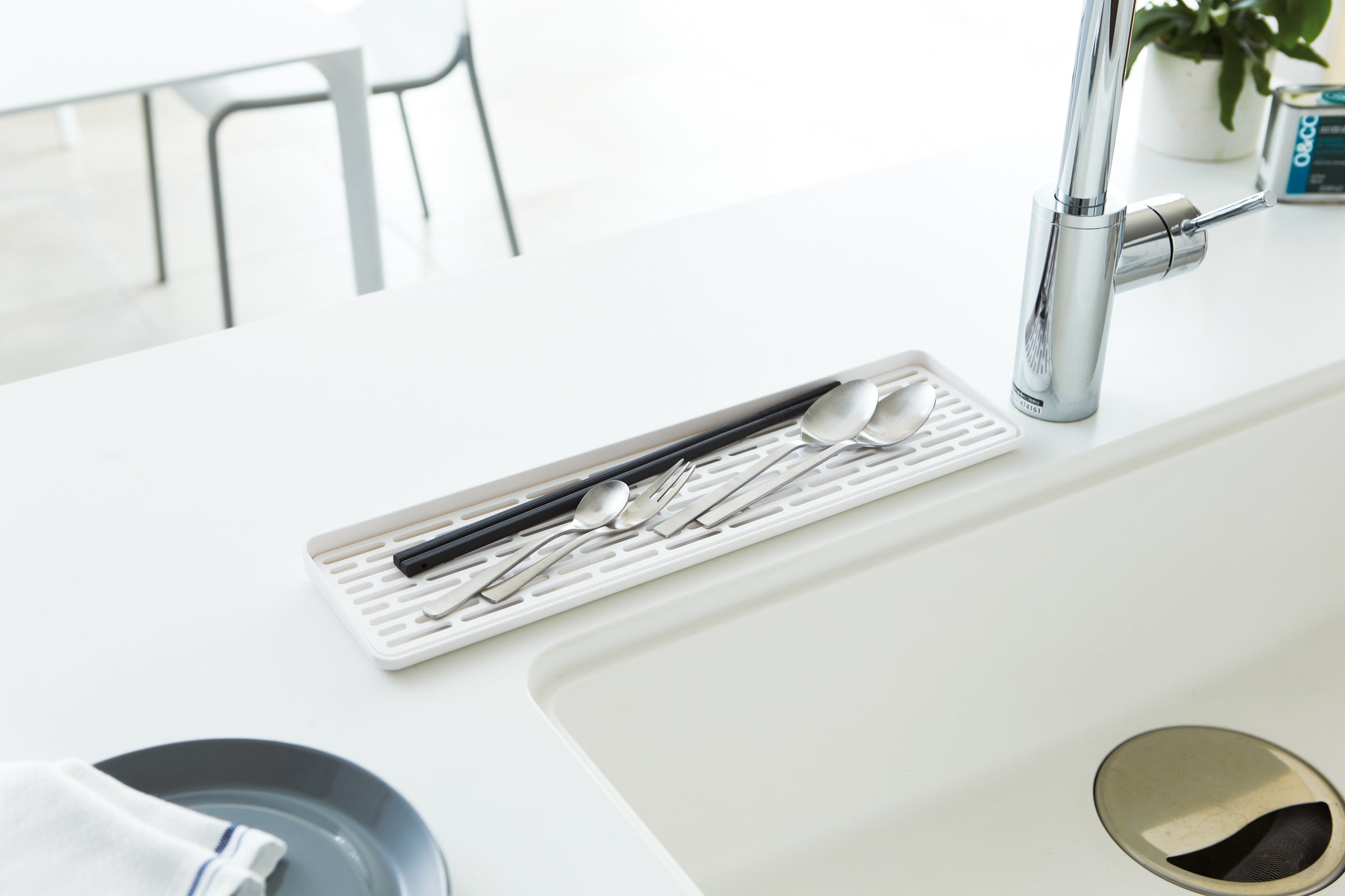 Junips | Narrow Sink Draining Area