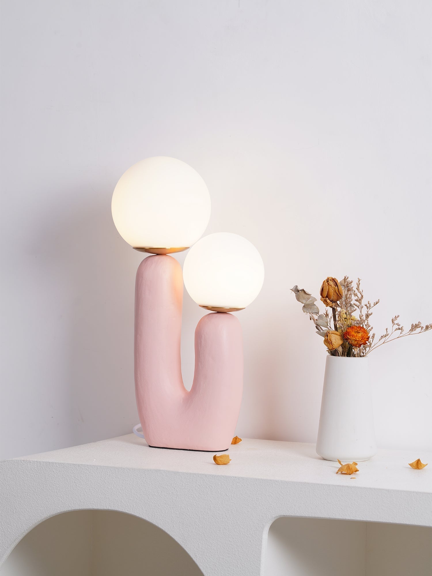 Junips | Contemporary Style Table Lamp with Natural Accent
