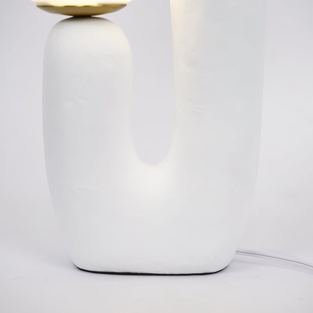 Junips | Contemporary Style Table Lamp with Natural Accent