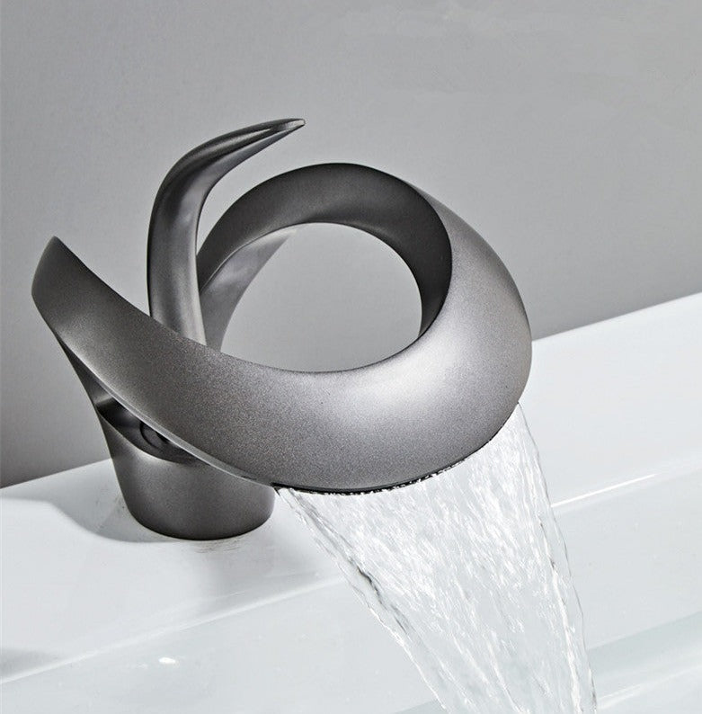 Junips | Modern curved bathroom faucet