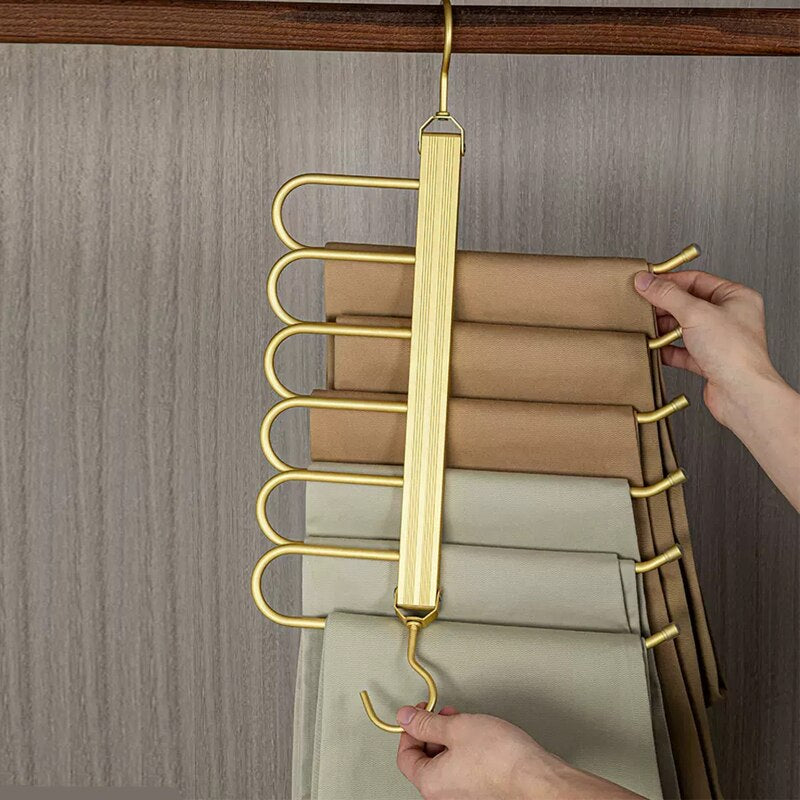 Junips | Space-saving trouser hangers from Gardudu made of aluminum