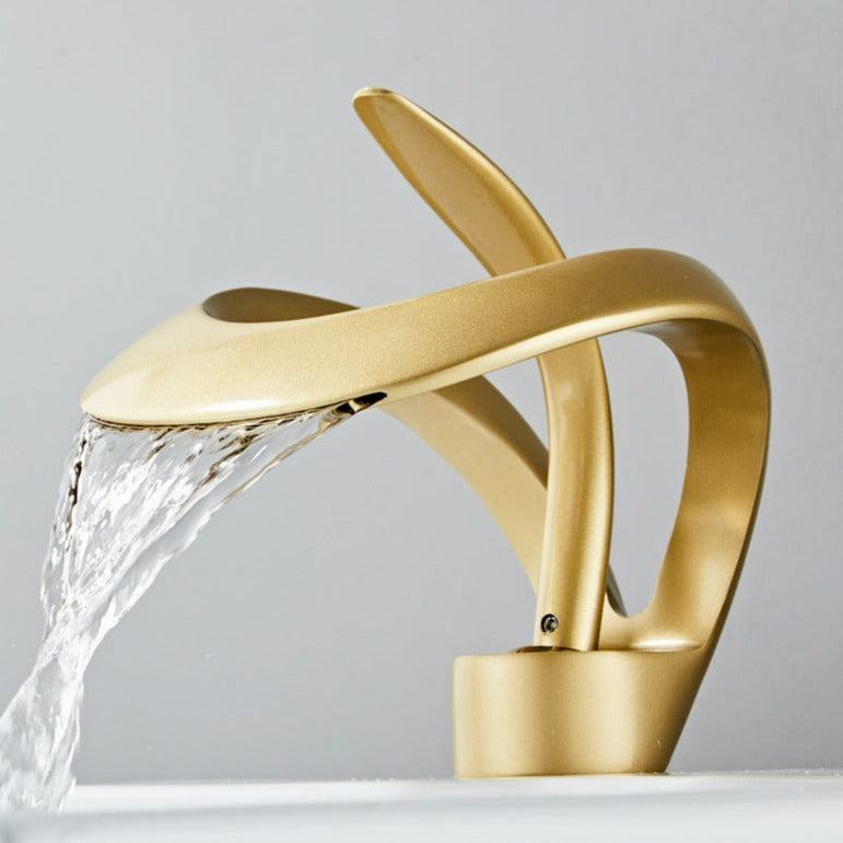 Junips | Modern curved bathroom faucet