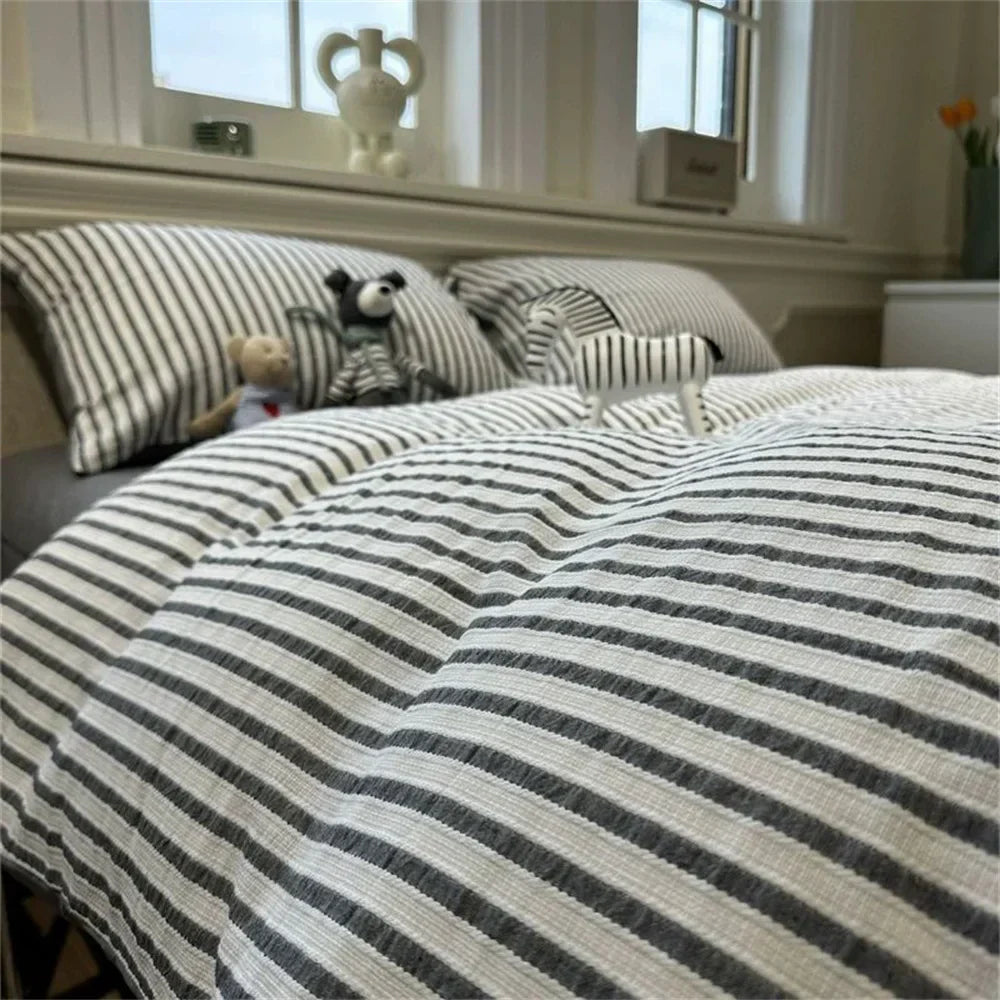 Junips | Minimalistic Striped Bed Set
