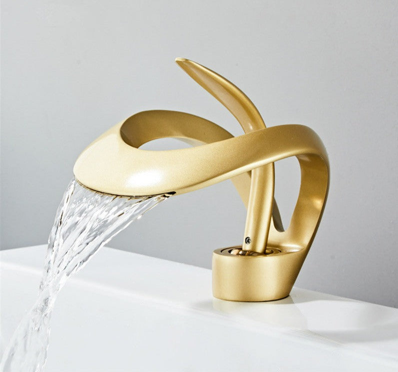 Junips | Modern curved bathroom faucet