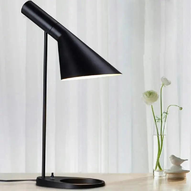 Junips | Table Lamp with Modern Metal Design