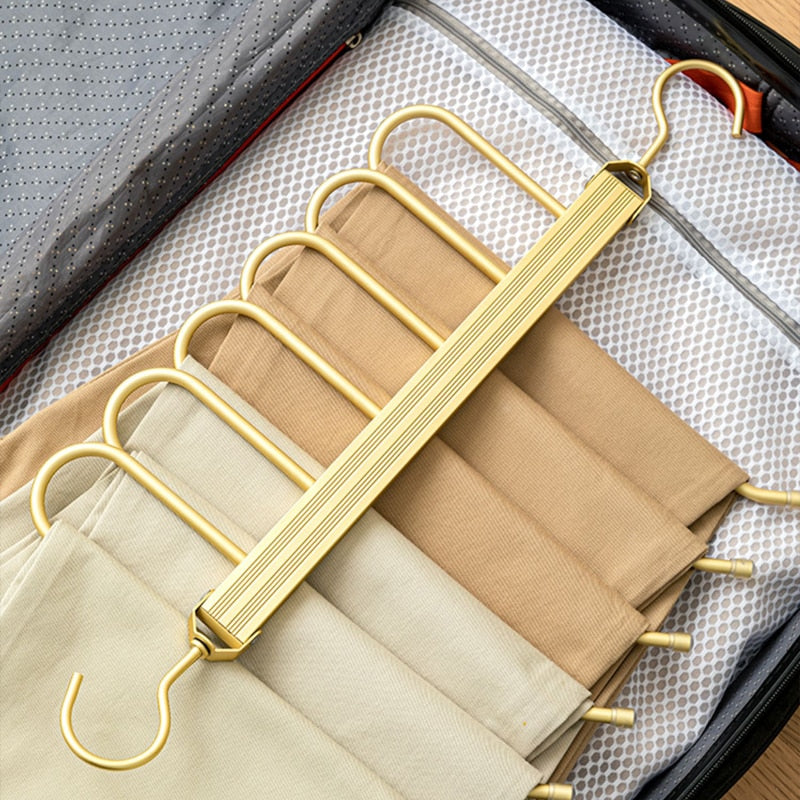 Junips | Space-saving trouser hangers from Gardudu made of aluminum