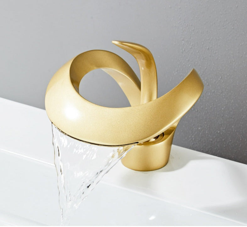 Junips | Modern curved bathroom faucet
