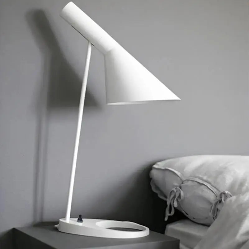 Junips | Table Lamp with Modern Metal Design